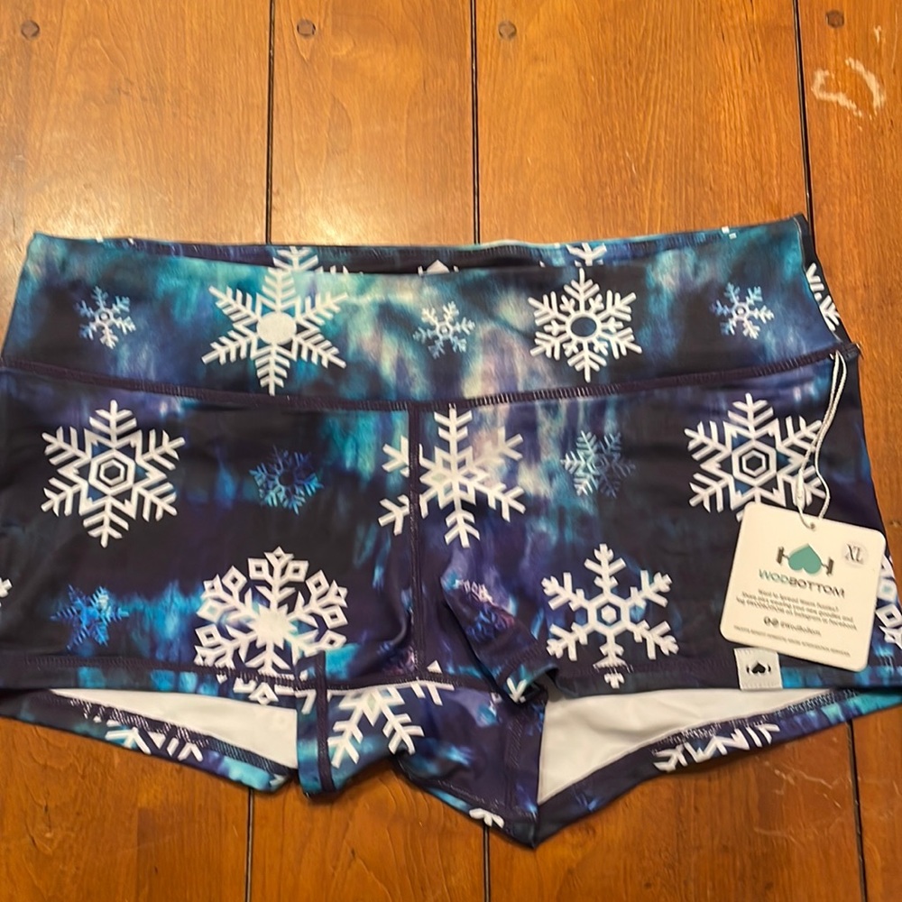 Wodbottom snowflake shorties size XL.
